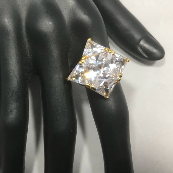 🌟HUGE SALE🌟 Cubic Zirconia cocktail ring NWOT - Picture 3 of 6